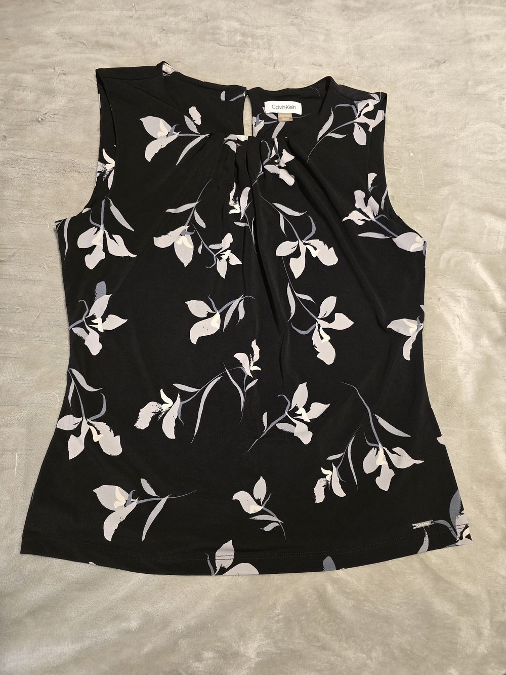 Calvin Klein Floral Pleated Neck Sleeveless Blouse Shell - Black / White M
